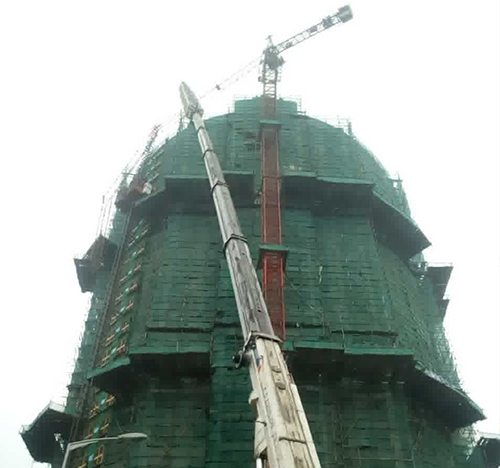 宁洱吊车在工地上作业